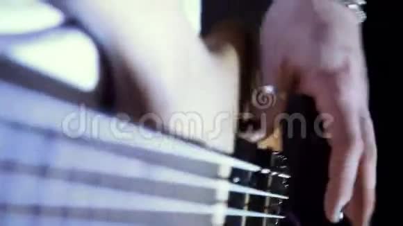 一个人玩电子吉他视频的预览图