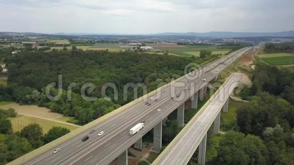 德国高速公路与建筑工程的鸟瞰图视频的预览图