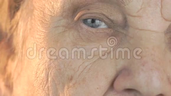 年长的女人睁开眼睛和闭上眼睛视频的预览图