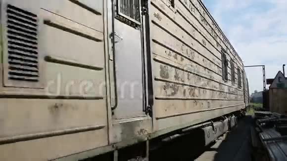 生锈的火车在装货时行驶生产区域视频的预览图