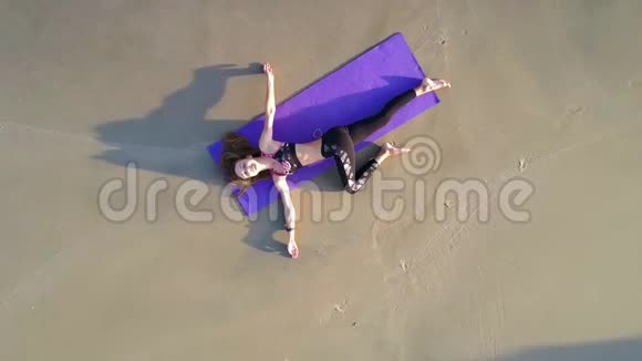 在海滩空中观景处瑜伽位置的女士视频的预览图