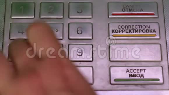男性在自动取款机上选择信用卡视频的预览图