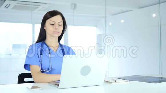 女医生在医院打手提电脑视频的预览图