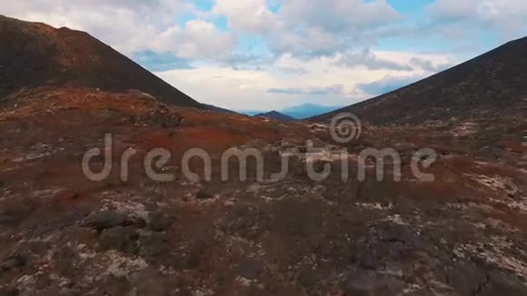 最美丽的飞行直升机覆盖坚硬的熔岩从火火山飞来视频的预览图