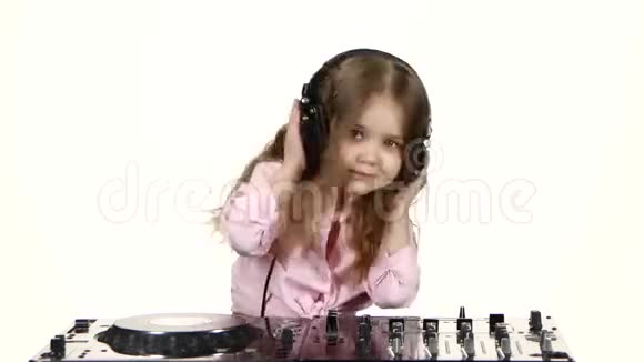 可爱的女孩卷发为DJ控制台播放白色背景视频的预览图