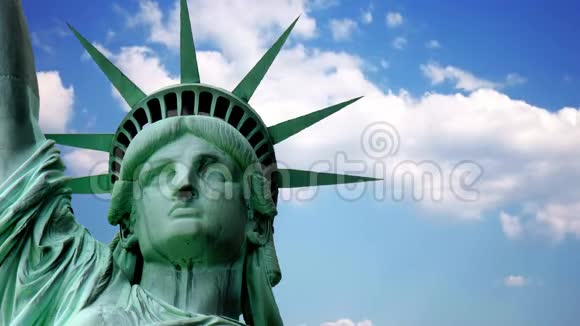 美国的自由女神像对抗天空和云彩视频的预览图