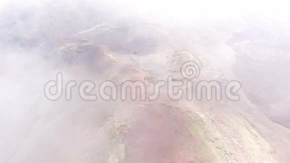 飞过一座死火山的云层红色地球视频的预览图
