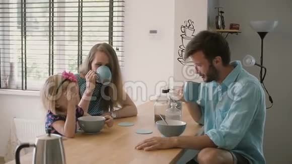 年轻幸福的一家人早上正在吃和平的早餐慢动作斯蒂达康射中视频的预览图