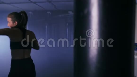 女子拳击运动中的拳击影子拳视频的预览图