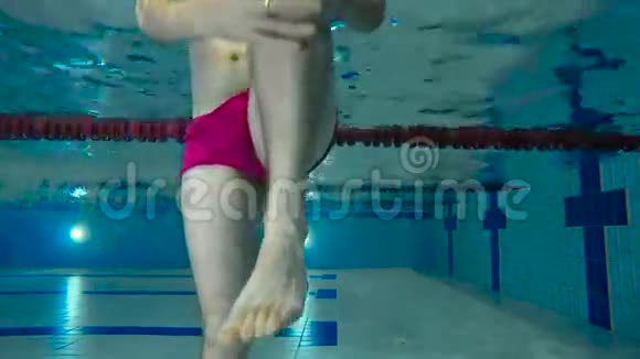 那个人在游泳池里水下训练腿视频的预览图