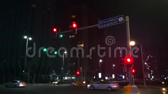 阿布扎比市夜间的路灯视频的预览图