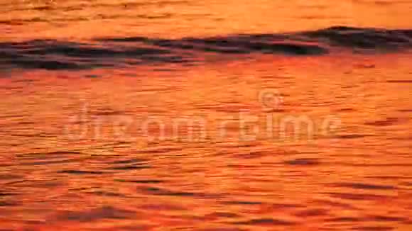 大自然概念中带日落的海浪视频的预览图