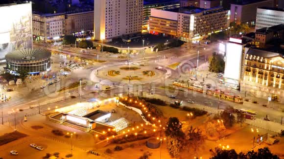 晚上华沙市中心的交通视频的预览图