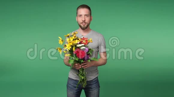 年轻浪漫的男人送一束花视频的预览图
