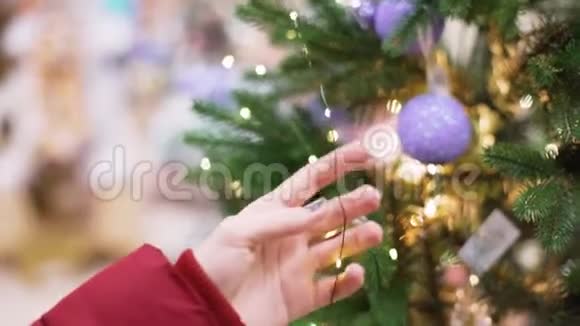 市场上女人手的特写镜头选择圣诞装饰品和舞会来庆祝圣诞节和新年视频的预览图