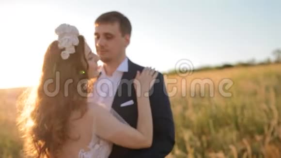 白种人新娘和新郎在田野里摆姿势视频的预览图