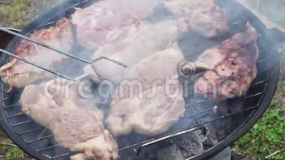 带肉牛排的烧烤视频的预览图