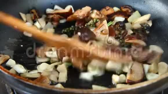 炒姜香菇芹菜根视频的预览图