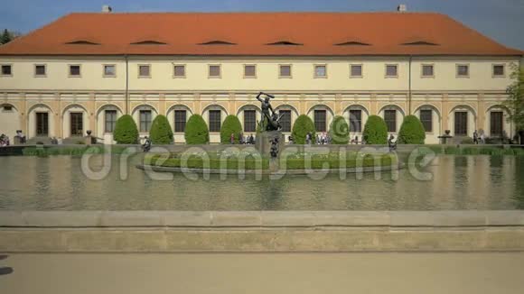 捷克共和国布拉格小男孩跑到喷泉边往水里扔硬币的慢镜头视频的预览图