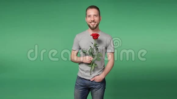 年轻浪漫男子送红玫瑰视频的预览图