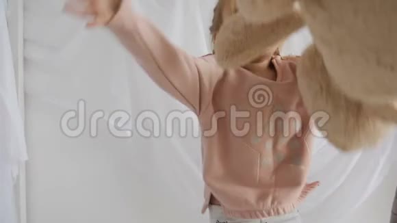 小女孩玩毛绒兔子视频的预览图