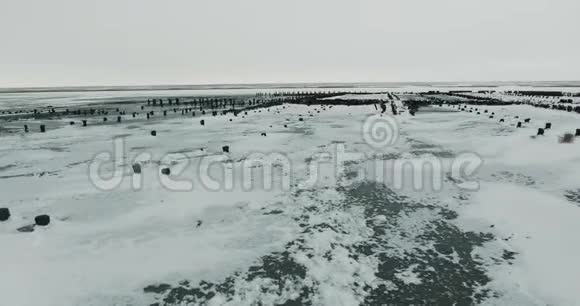 飞过湖面冰封的湖面覆盖着厚厚的一层冰雪视频的预览图