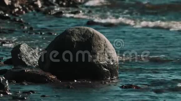 海水中的岩石在海岸上海浪拍打着视频的预览图