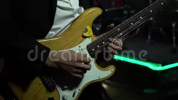 吉他手和他的摇滚乐队在舞台上非常活跃特写视频的预览图