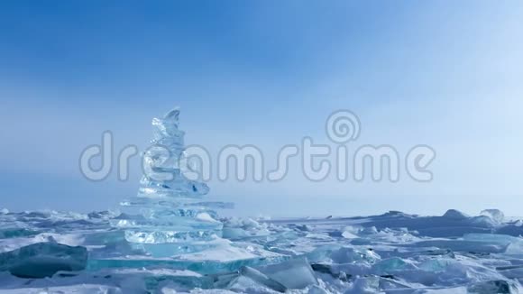 冬季景观晶莹剔透的冰块贝加尔湖清澈冰锥视频的预览图