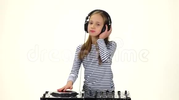 戴着耳机的女孩随着音乐跳舞慢动作视频的预览图