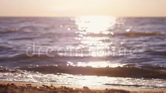 美丽的海浪在令人惊叹的日落与波克灯在海上慢动作1920x1080视频的预览图
