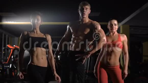 一小群拿着健身器材摆姿势的运动员视频的预览图