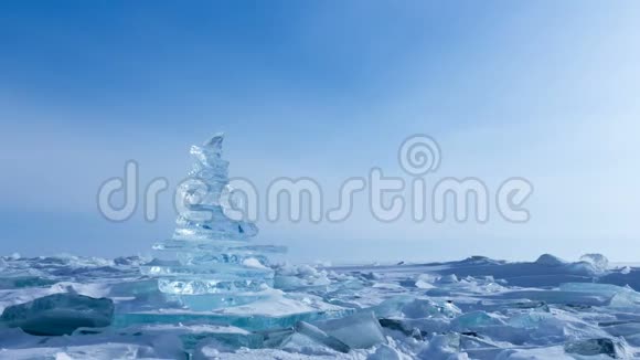 冬季景观晶莹剔透的冰块贝加尔湖清澈冰锥视频的预览图