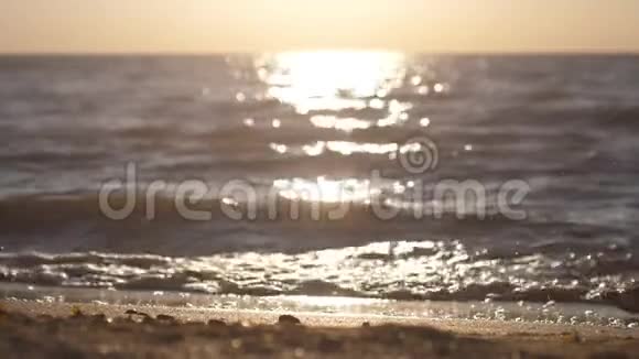 日落时男孩沿着海边奔跑慢动作快关门1920x1080视频的预览图