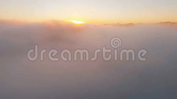 在云中飞翔在直升机里穿过云层美丽的大自然田野和山视频的预览图