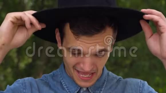 戴帽子的年轻时髦男人在镜头前笑得很放松视频的预览图