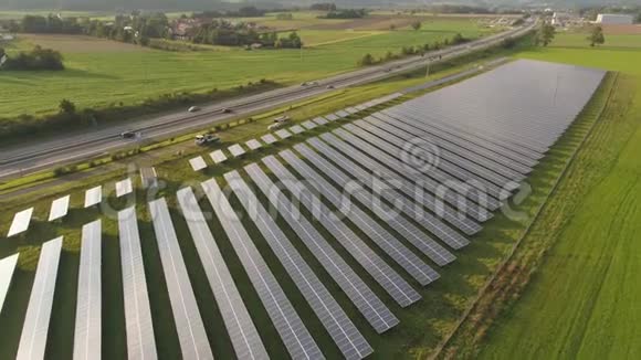 高速公路旁太阳能发电厂的无人机天线视频的预览图
