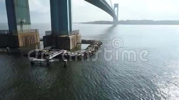 在纽约维拉扎诺桥下飞行视频的预览图
