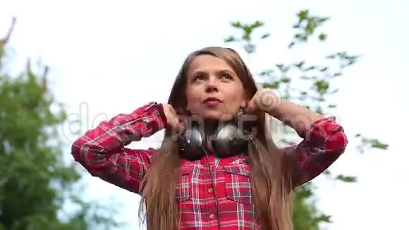 戴耳机的女孩把头发弄直了视频的预览图