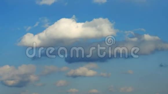 形成蓬松的云彩戏剧性的天空快速的运动如画的白天时间流逝视频的预览图