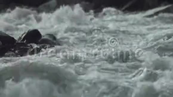 拉比山河石质急流水流白色飞溅视频的预览图