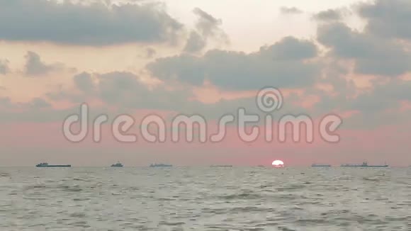 海滩上的傍晚太阳船舶视频的预览图