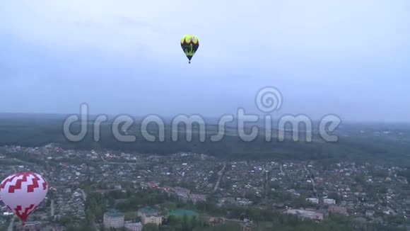 气球和城市鸟瞰图视频的预览图