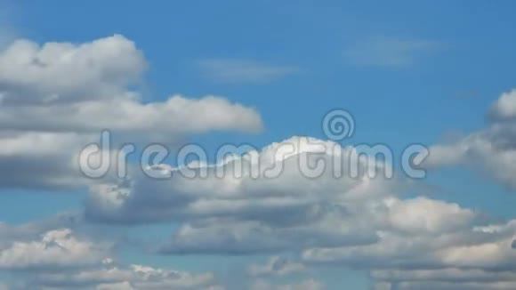 形成蓬松的云彩戏剧性的天空快速的运动如画的白天时间流逝视频的预览图