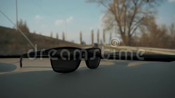 汽车在高速公路上行驶太阳镜躺在玻璃旁边休息旅行视频的预览图