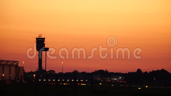 日落时的空中交通管制塔视频的预览图