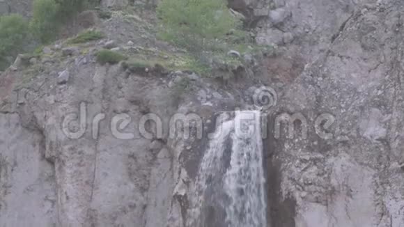 瀑布从山上的岩石悬崖上流下来视频的预览图