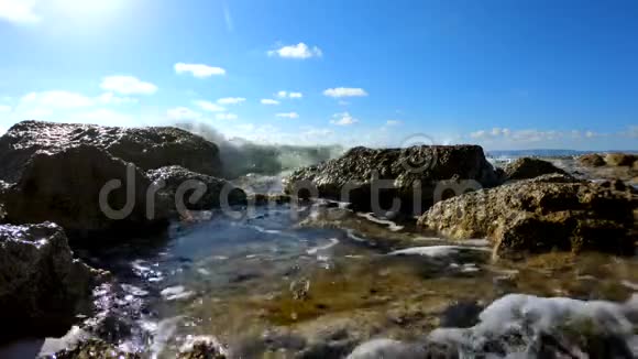 海浪拍打在岩石海滩上视频的预览图