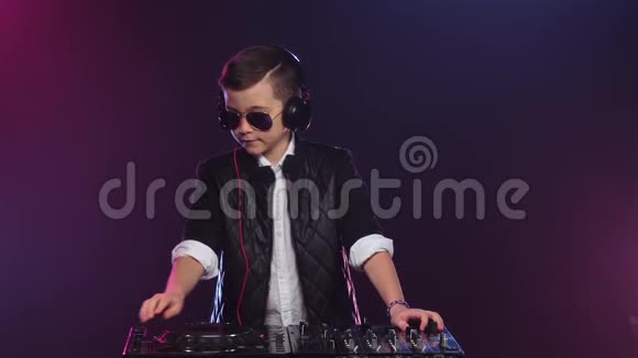 酷男孩DJ与眼镜玩乙烯基慢动作视频的预览图