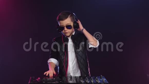 酷男孩DJ与眼镜玩转盘慢动作视频的预览图